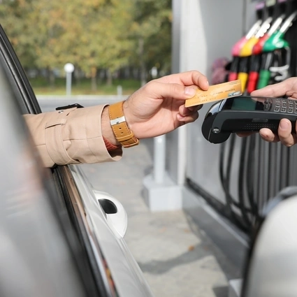 Płatność kartą z samochodu