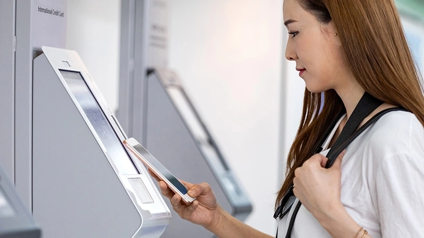 Kobieta płacąca przy kasie samoobsługowej